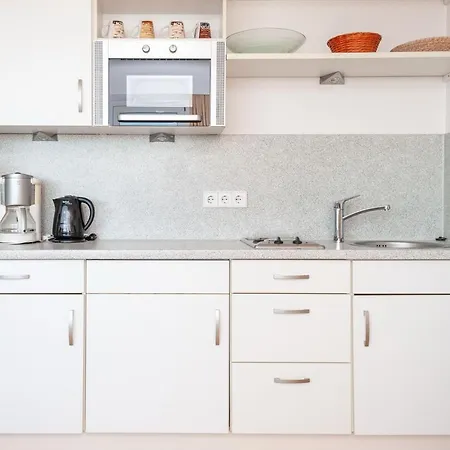 Haus Hanseatic, 712 *